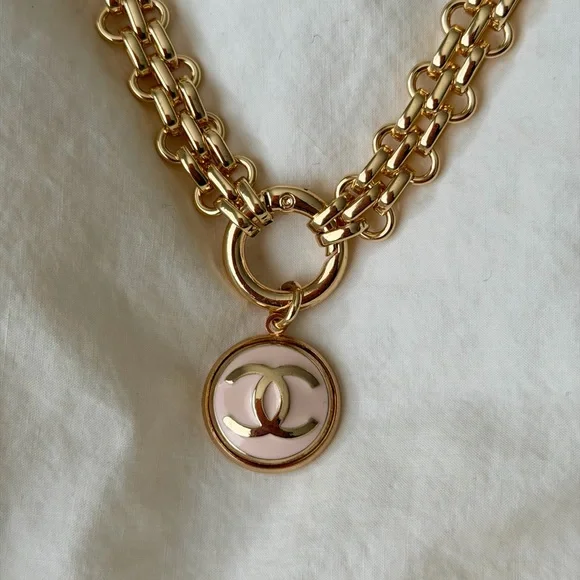 Pink Chanel pendant necklace - Picture 5 of 13